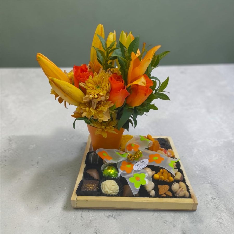 Wooden tray with a posy 